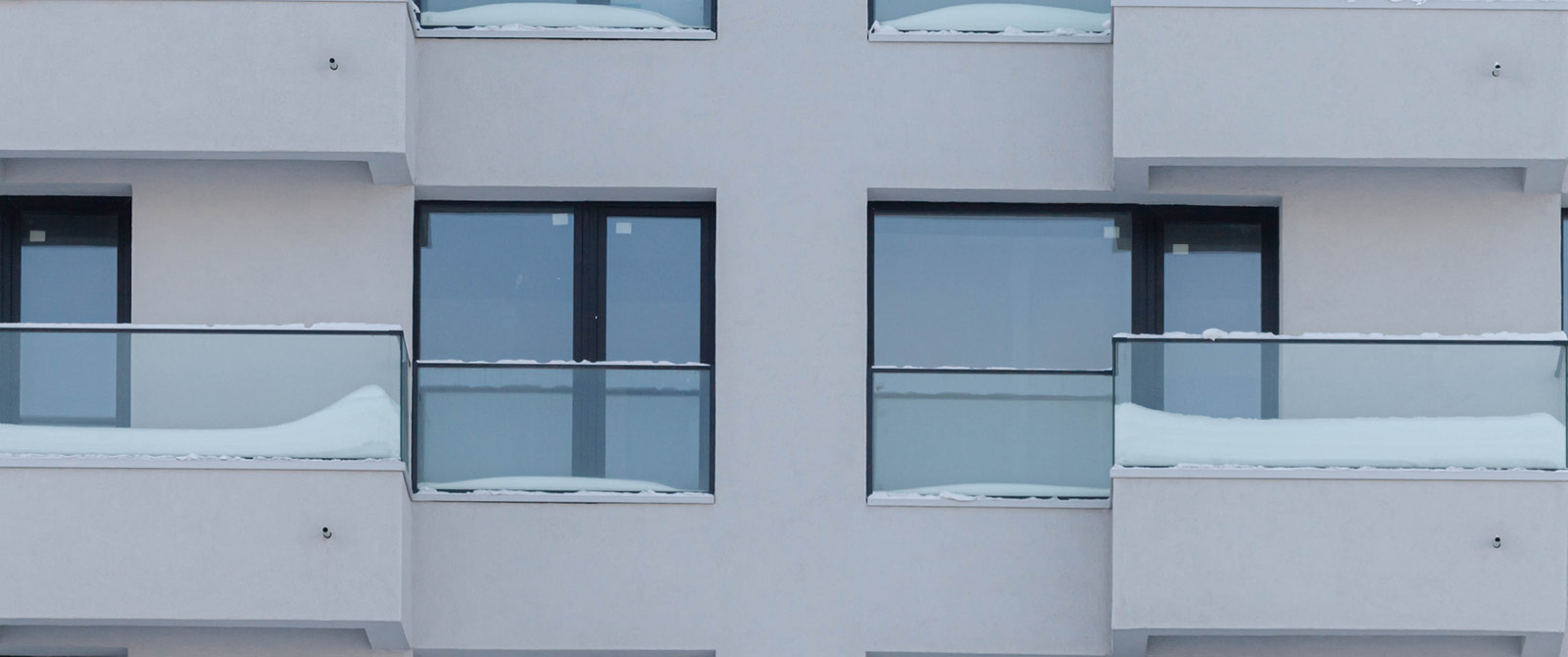 Den boende ansvarar för snöarbeten på balkongen